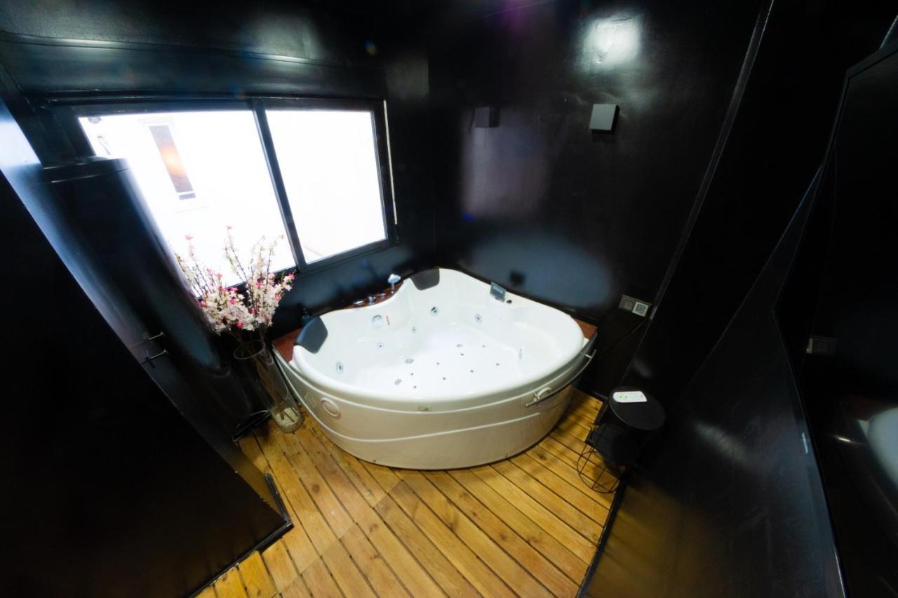 Modern Haven For Urban Explorers By Rems Malaga Bagian luar foto